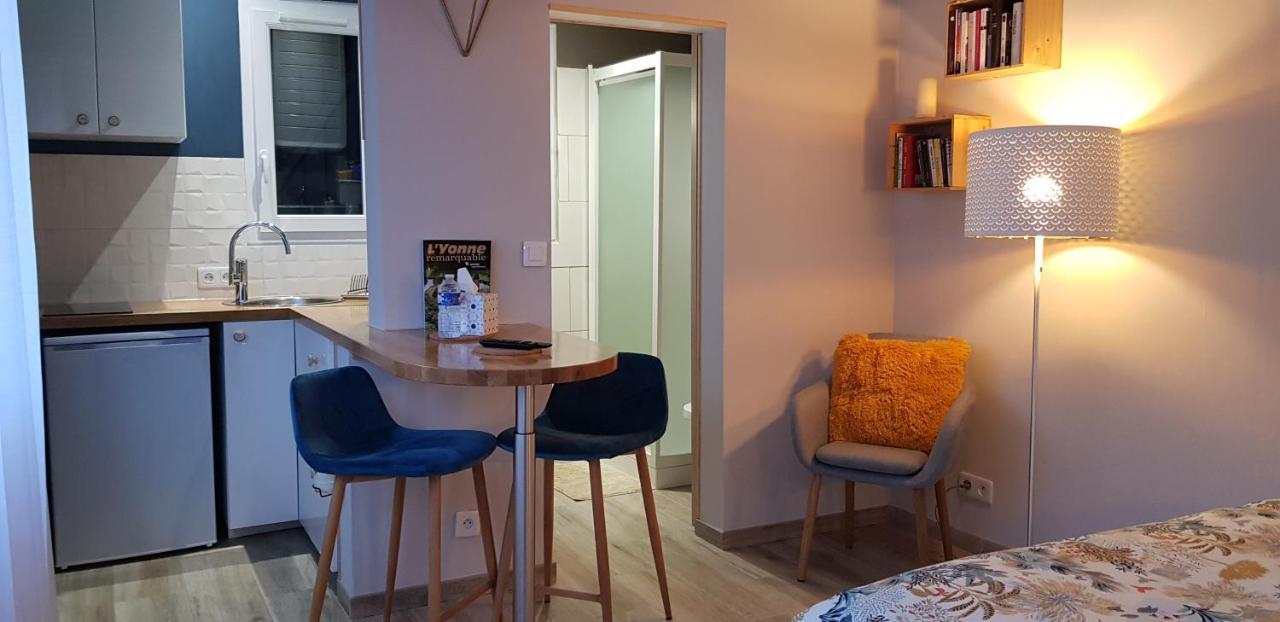 Agreable Petite Maison Proche Joigny Chamvres Exteriör bild